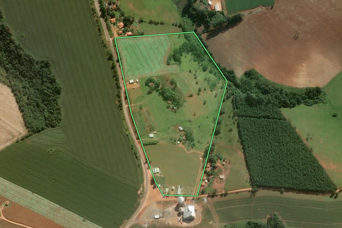 Imagem de satélite do imóvel rural em Itapeva (SP), com o contorno declarado no CAR desenhado por cima.