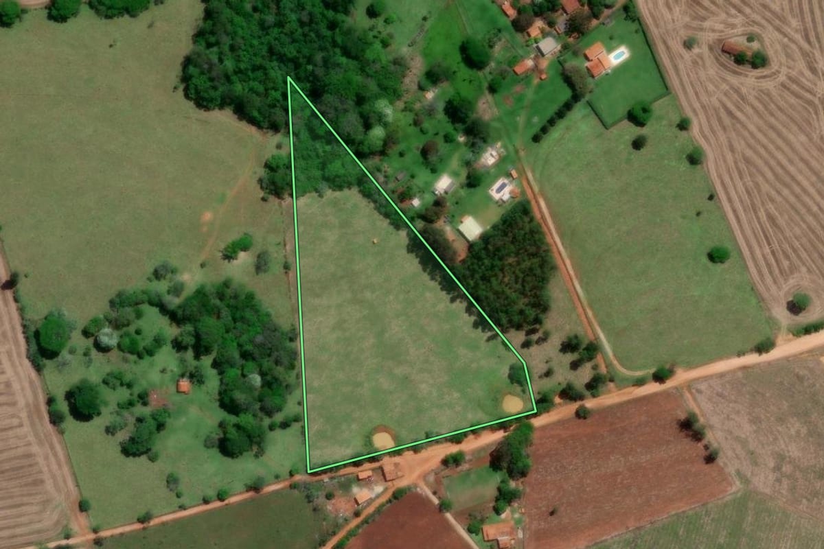 Imagem de satélite do imóvel rural em Itapeva (SP), com o contorno declarado no CAR desenhado por cima.