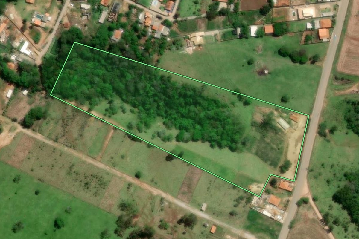 Imagem de satélite do imóvel rural em Itapeva (SP), com o contorno declarado no CAR desenhado por cima.