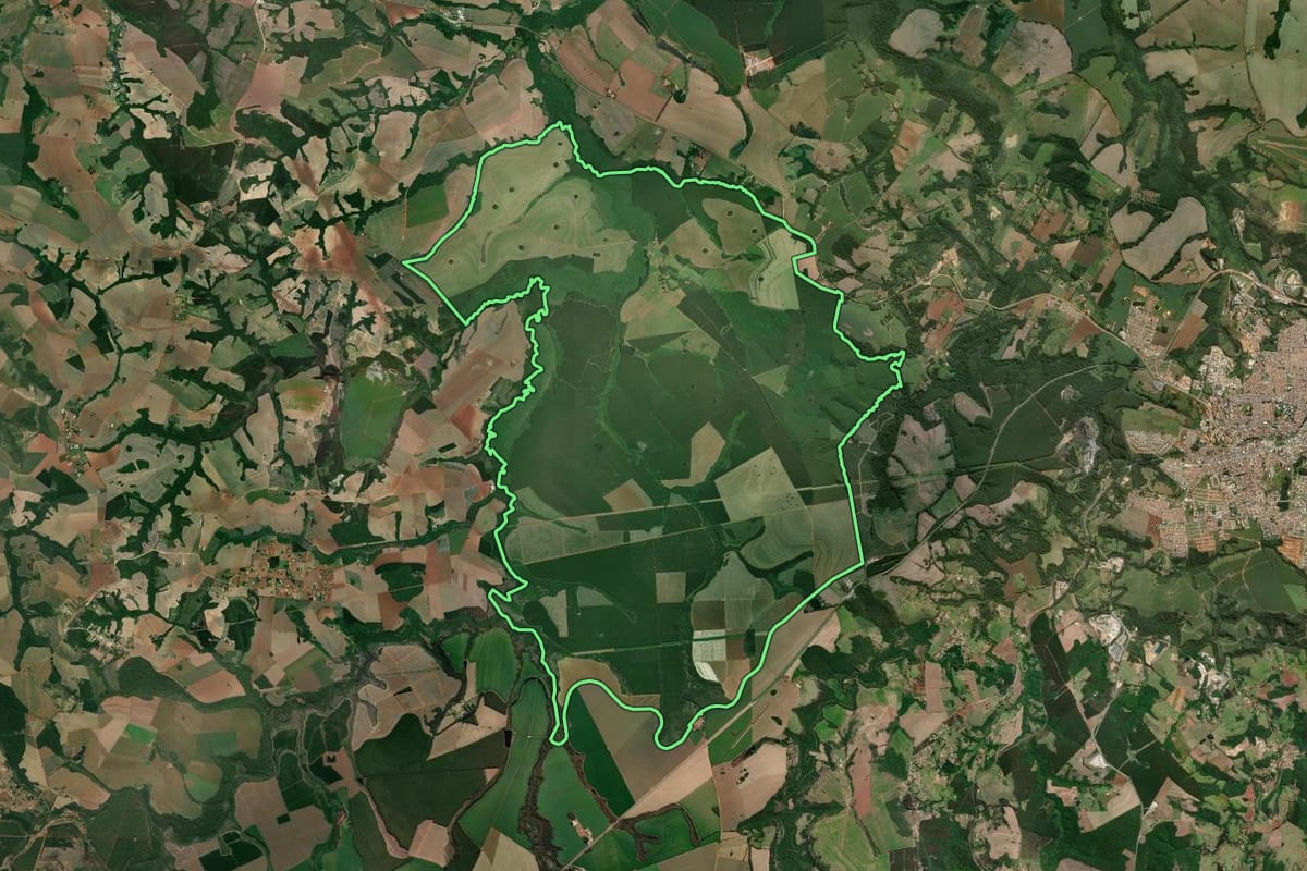 Imagem de satélite do imóvel rural em Itapeva (SP), com o contorno declarado no CAR desenhado por cima.