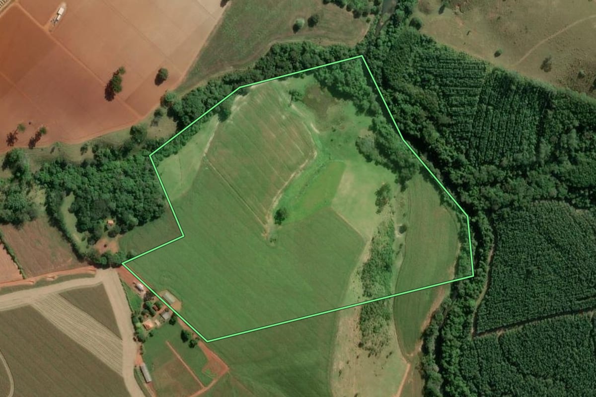 Imagem de satélite do imóvel rural em Itapeva (SP), com o contorno declarado no CAR desenhado por cima.
