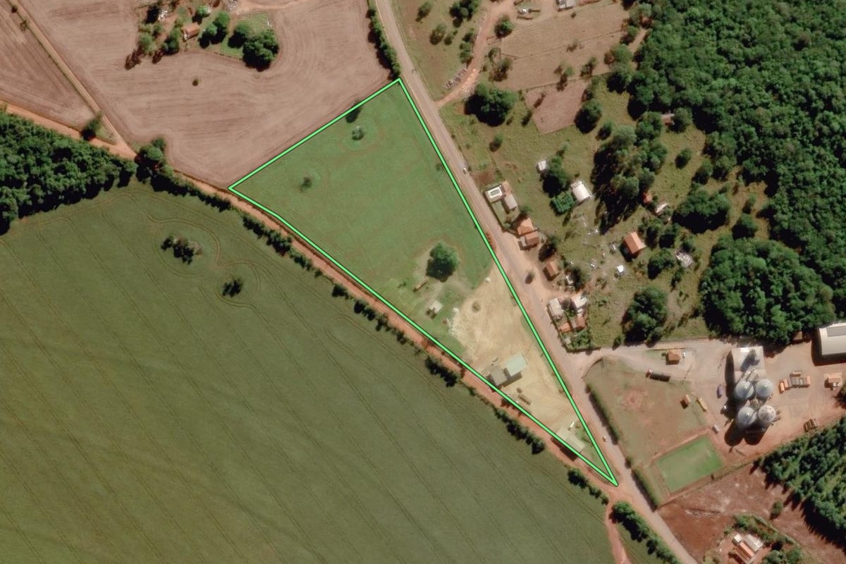 Imagem de satélite do imóvel rural em Itapeva (SP), com o contorno declarado no CAR desenhado por cima.