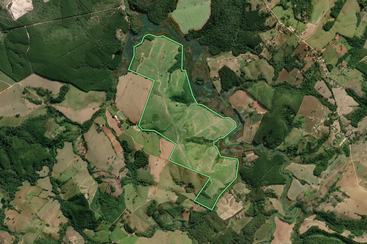 Imagem de satélite do imóvel rural em Itapeva (SP), com o contorno declarado no CAR desenhado por cima.