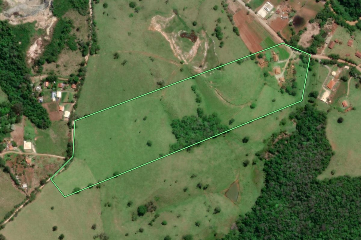 Imagem de satélite do imóvel rural em Itapeva (SP), com o contorno declarado no CAR desenhado por cima.