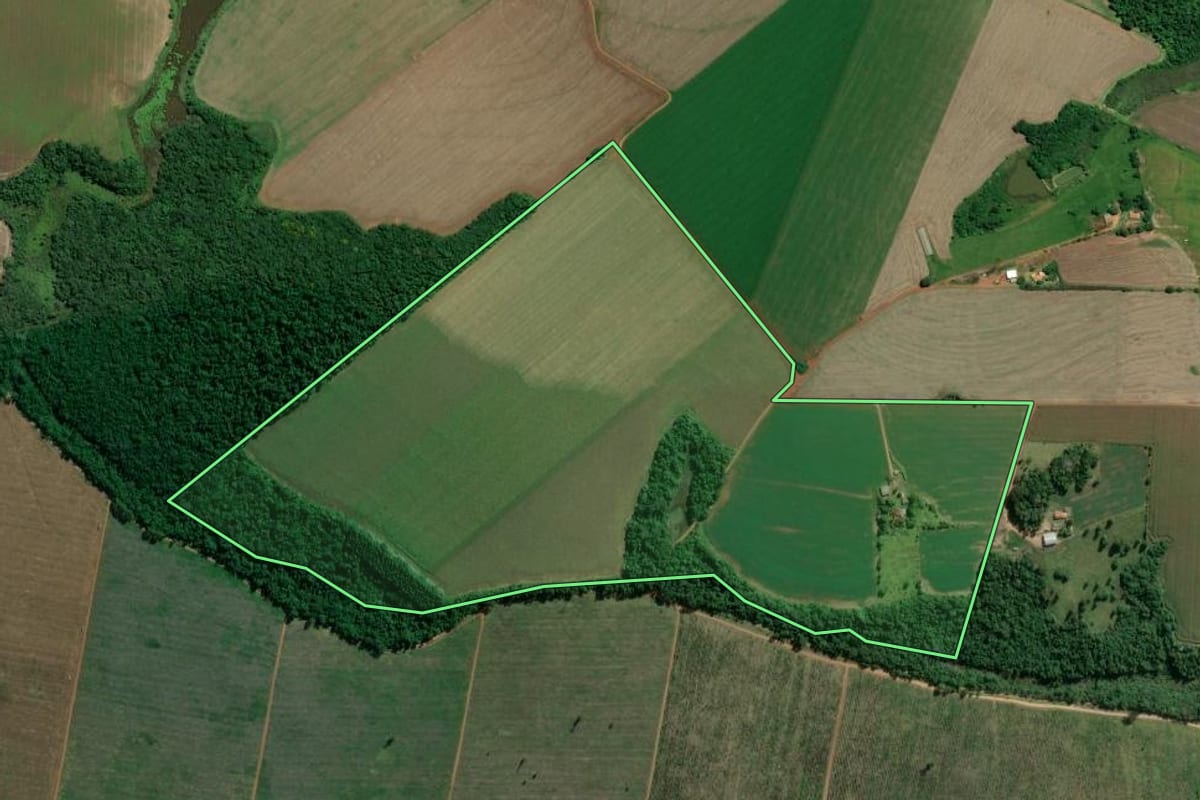 Imagem de satélite do imóvel rural em Itapeva (SP), com o contorno declarado no CAR desenhado por cima.