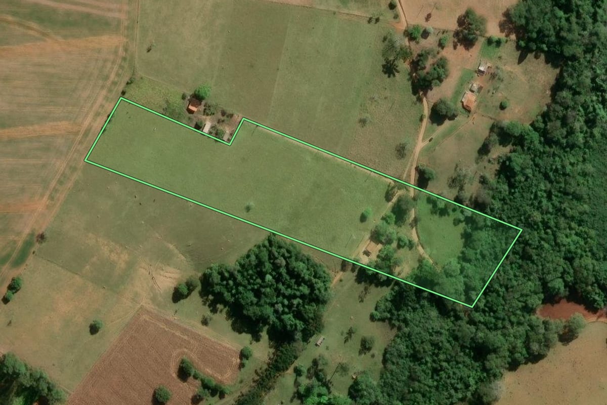 Imagem de satélite do imóvel rural em Itapeva (SP), com o contorno declarado no CAR desenhado por cima.