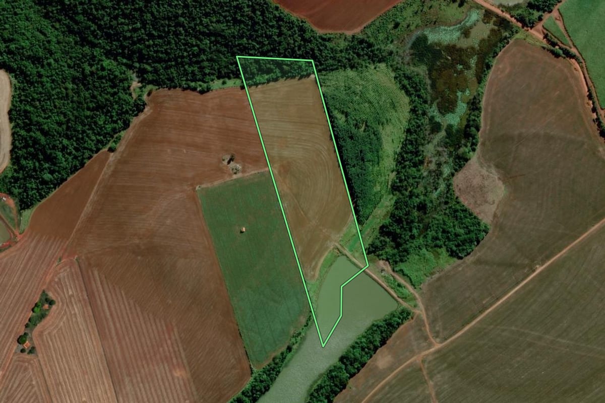 Imagem de satélite do imóvel rural em Itapeva (SP), com o contorno declarado no CAR desenhado por cima.