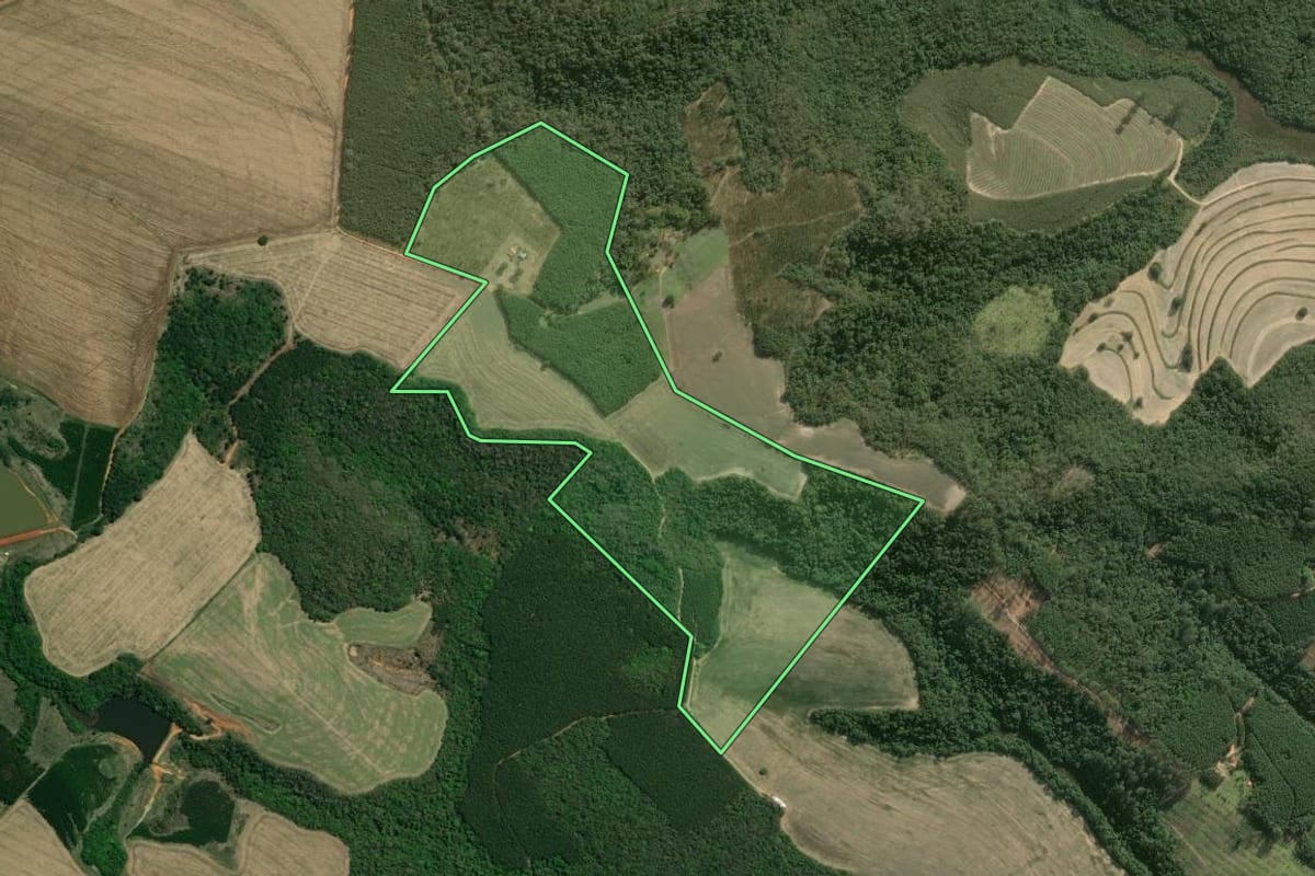 Imagem de satélite do imóvel rural em Itapeva (SP), com o contorno declarado no CAR desenhado por cima.