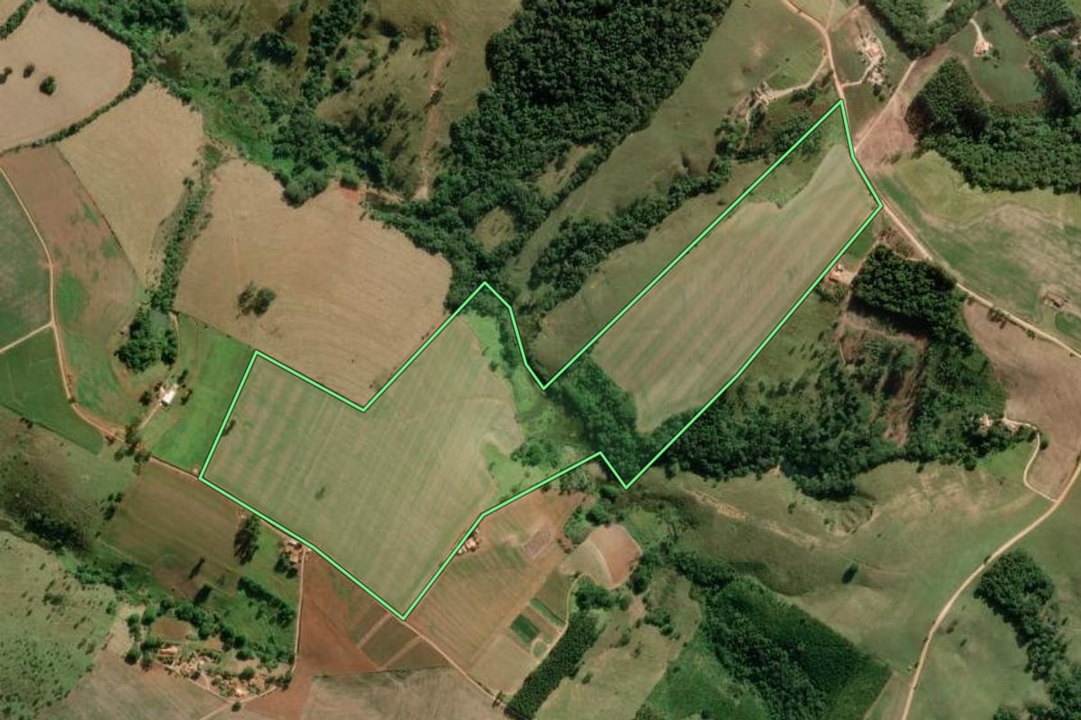 Imagem de satélite do imóvel rural em Itapeva (SP), com o contorno declarado no CAR desenhado por cima.