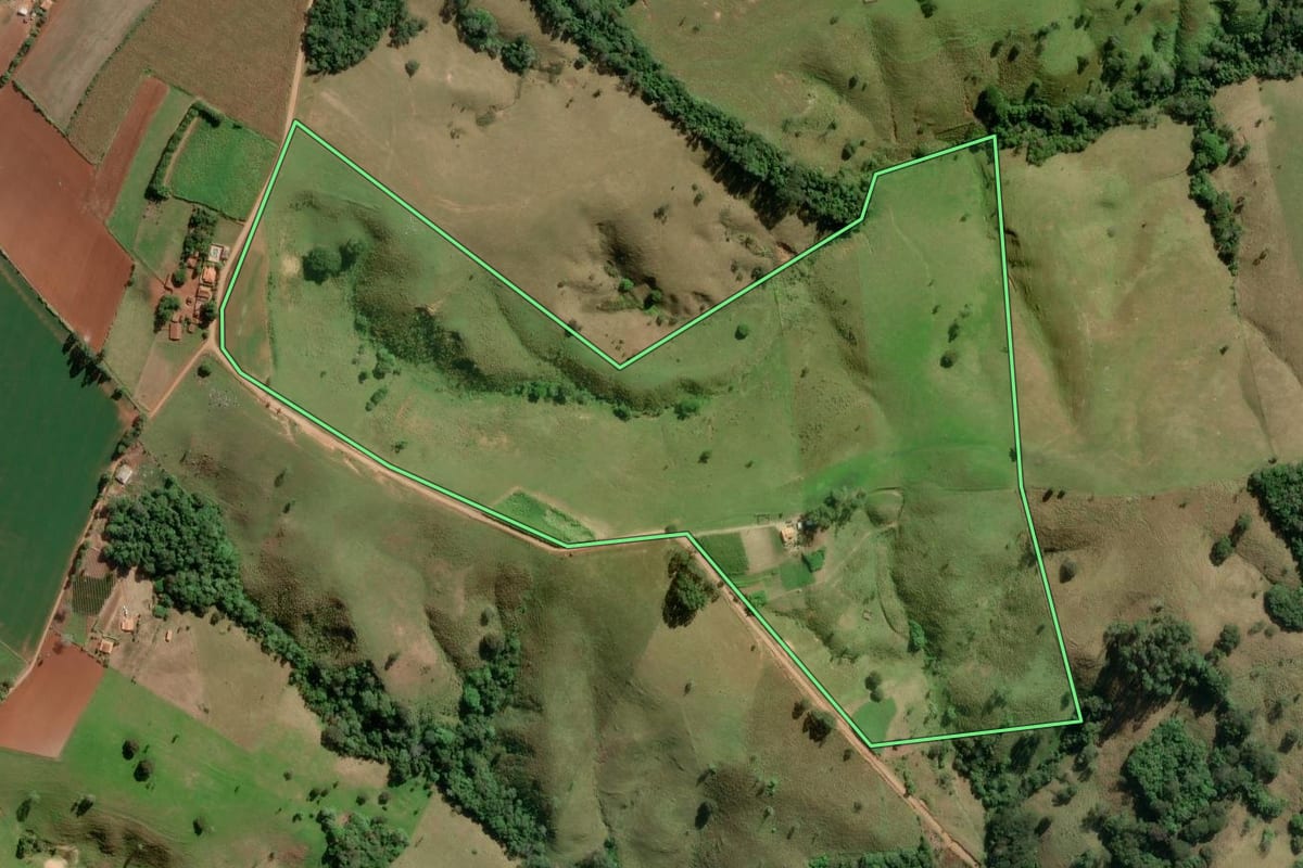 Imagem de satélite do imóvel rural em Itapeva (SP), com o contorno declarado no CAR desenhado por cima.