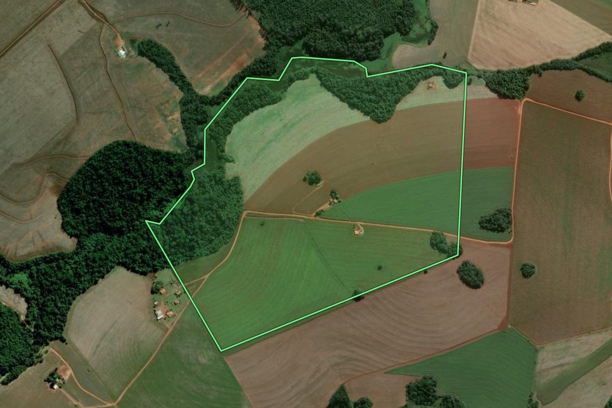 Imagem de satélite do imóvel rural em Itapeva (SP), com o contorno declarado no CAR desenhado por cima.