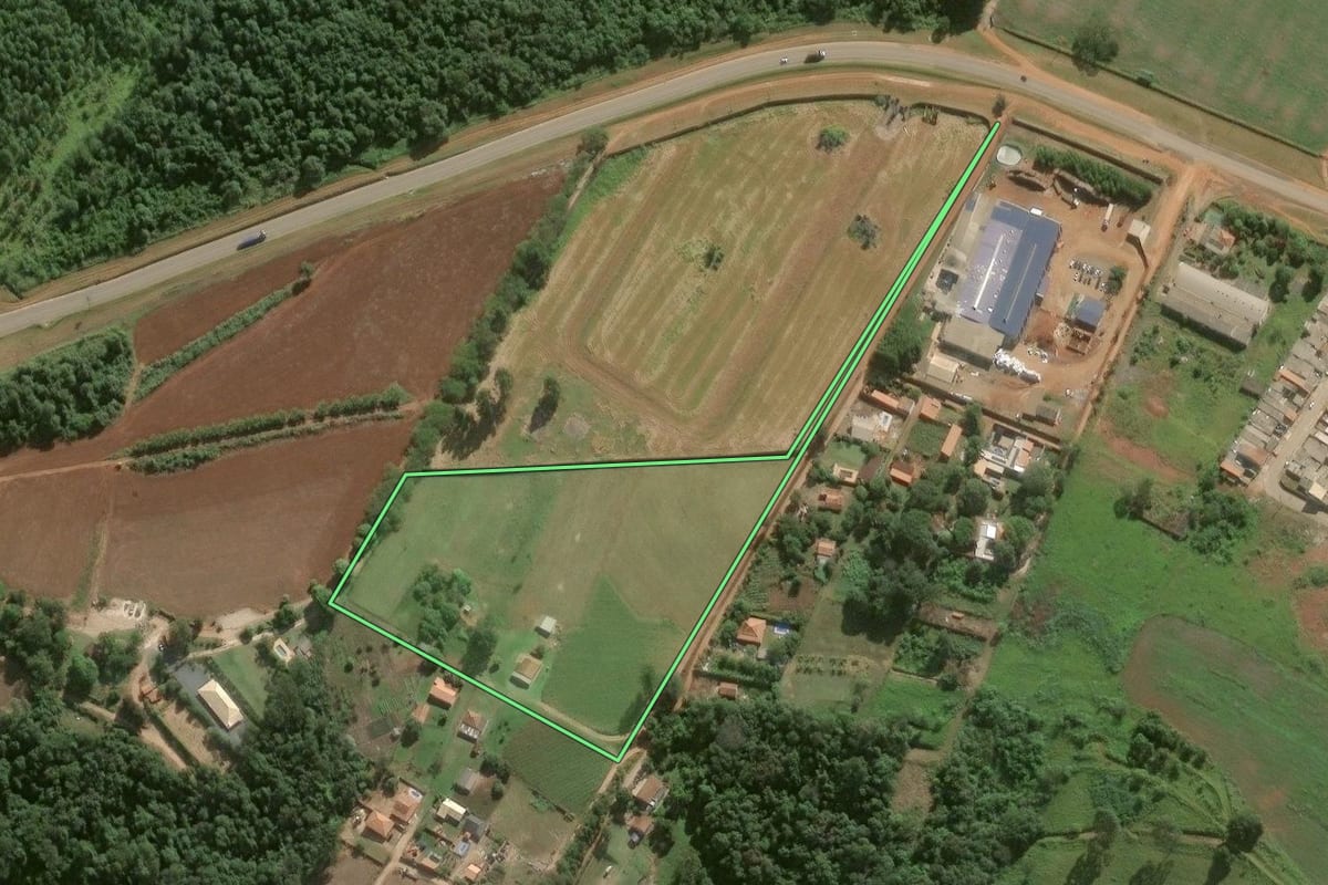 Imagem de satélite do imóvel rural em Itapeva (SP), com o contorno declarado no CAR desenhado por cima.