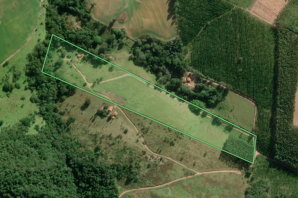 Imagem de satélite do imóvel rural em Itapeva (SP), com o contorno declarado no CAR desenhado por cima.