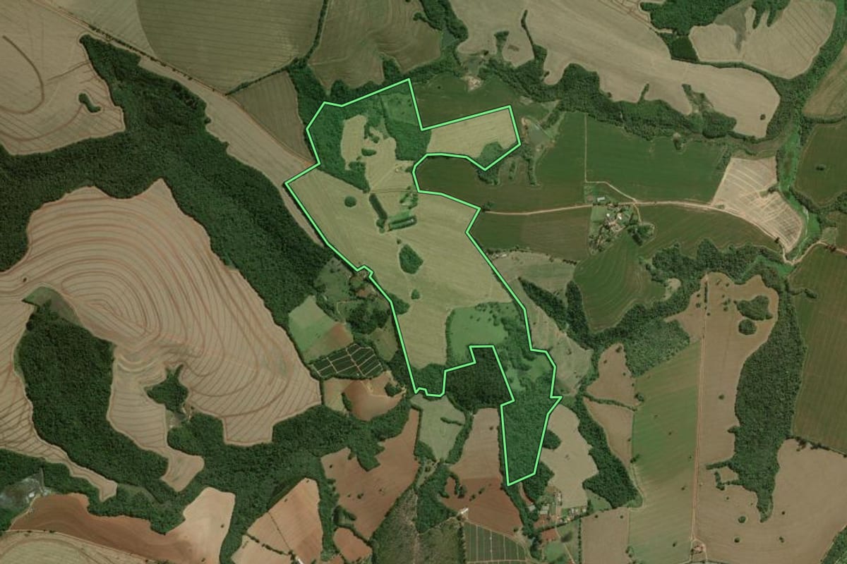 Imagem de satélite do imóvel rural em Taquarivaí (SP), com o contorno declarado no CAR desenhado por cima.