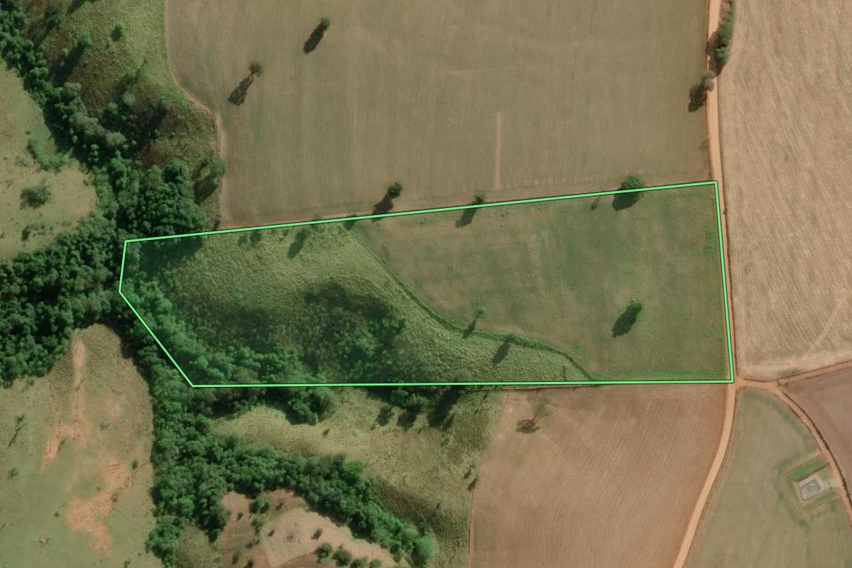 Imagem de satélite do imóvel rural em Itapeva (SP), com o contorno declarado no CAR desenhado por cima.