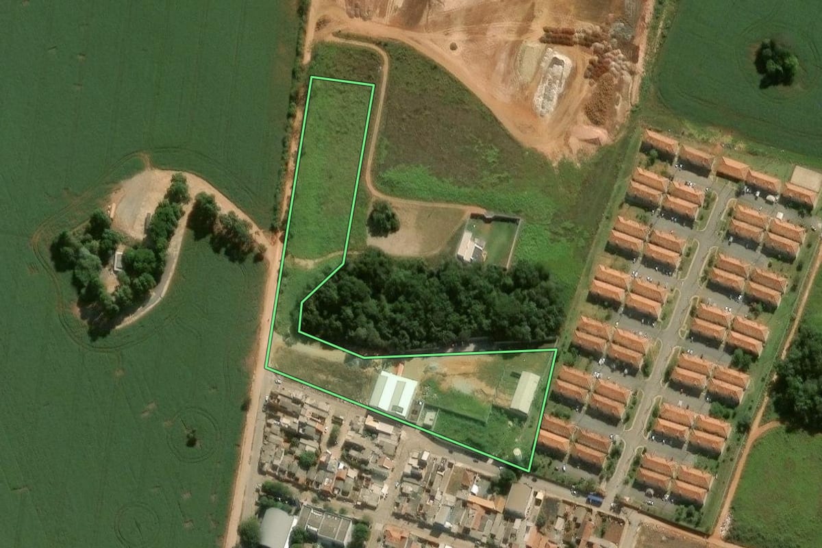 Imagem de satélite do imóvel rural em Itapeva (SP), com o contorno declarado no CAR desenhado por cima.