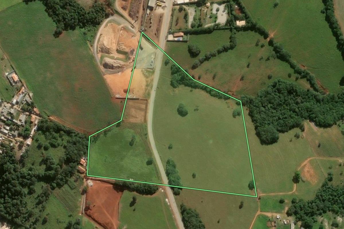 Imagem de satélite do imóvel rural em Itapeva (SP), com o contorno declarado no CAR desenhado por cima.