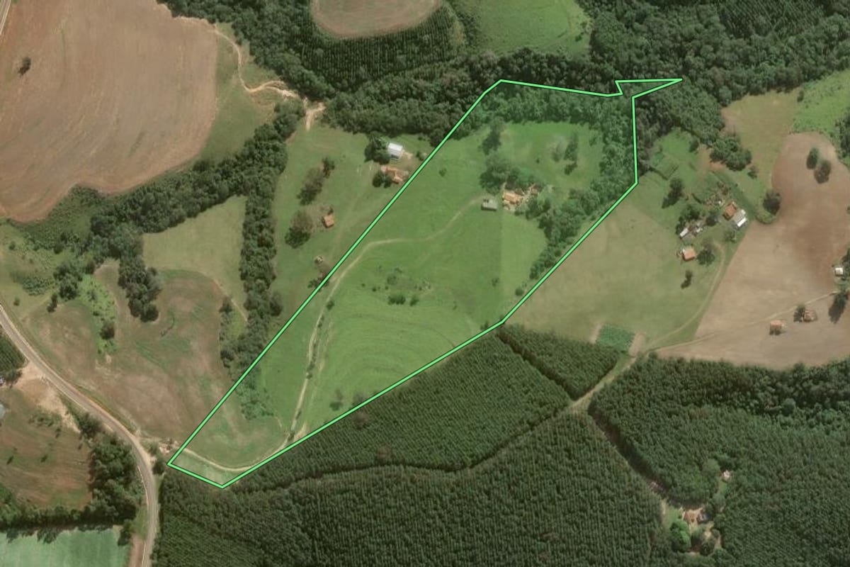 Imagem de satélite do imóvel rural em Itapeva (SP), com o contorno declarado no CAR desenhado por cima.