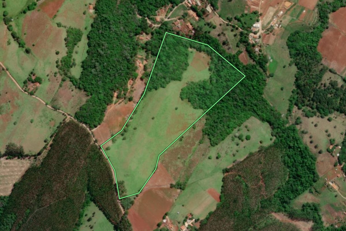 Imagem de satélite do imóvel rural em Itapeva (SP), com o contorno declarado no CAR desenhado por cima.