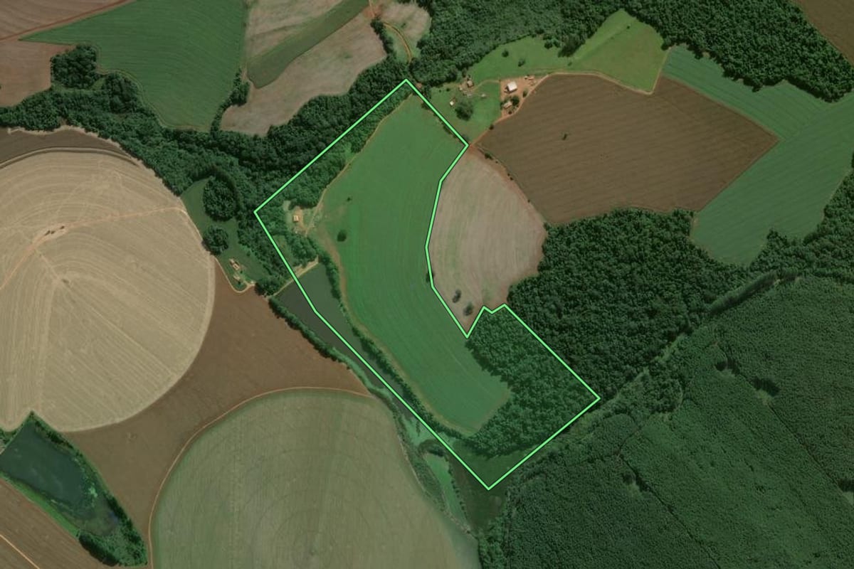Imagem de satélite do imóvel rural em Itapeva (SP), com o contorno declarado no CAR desenhado por cima.