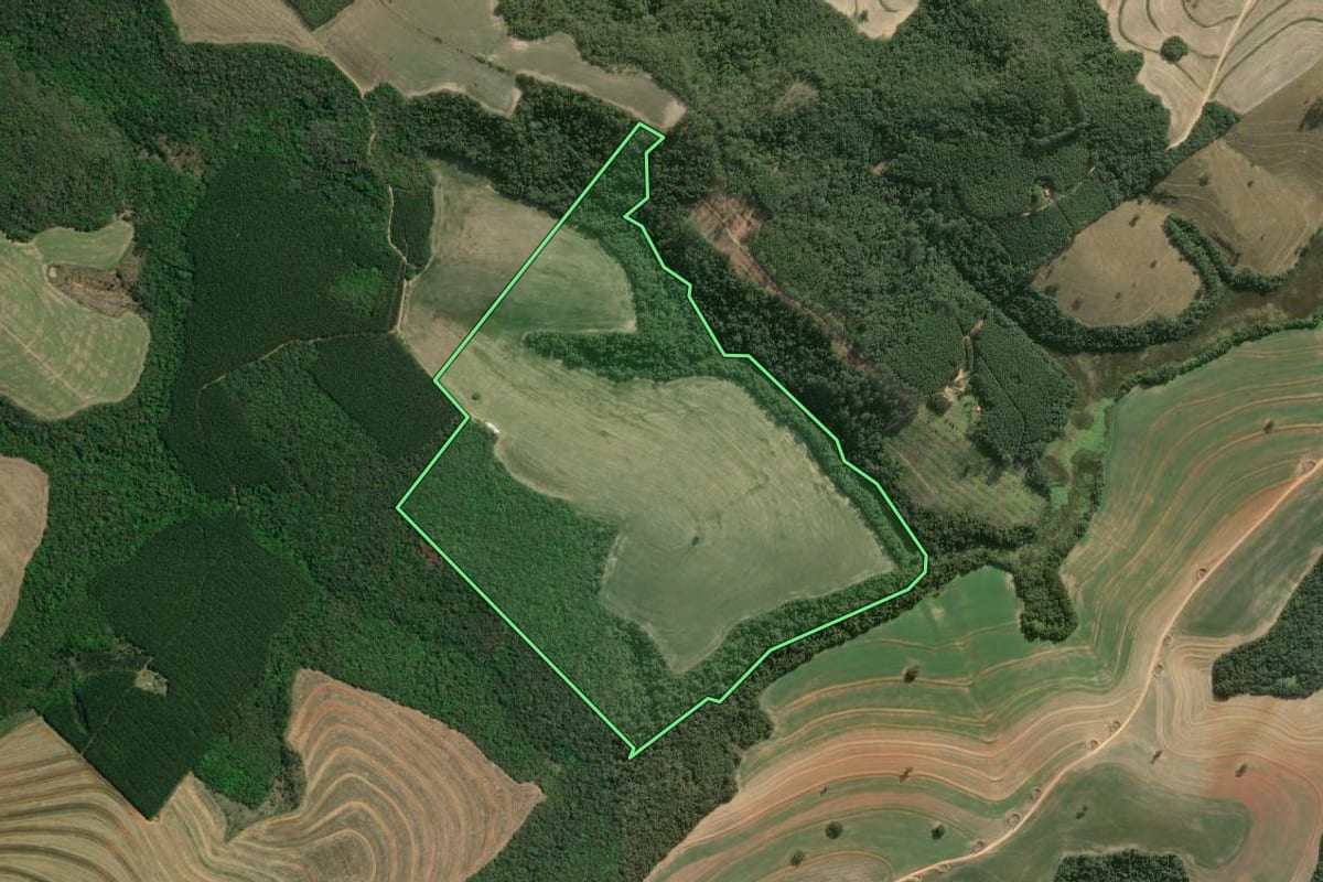 Imagem de satélite do imóvel rural em Itapeva (SP), com o contorno declarado no CAR desenhado por cima.