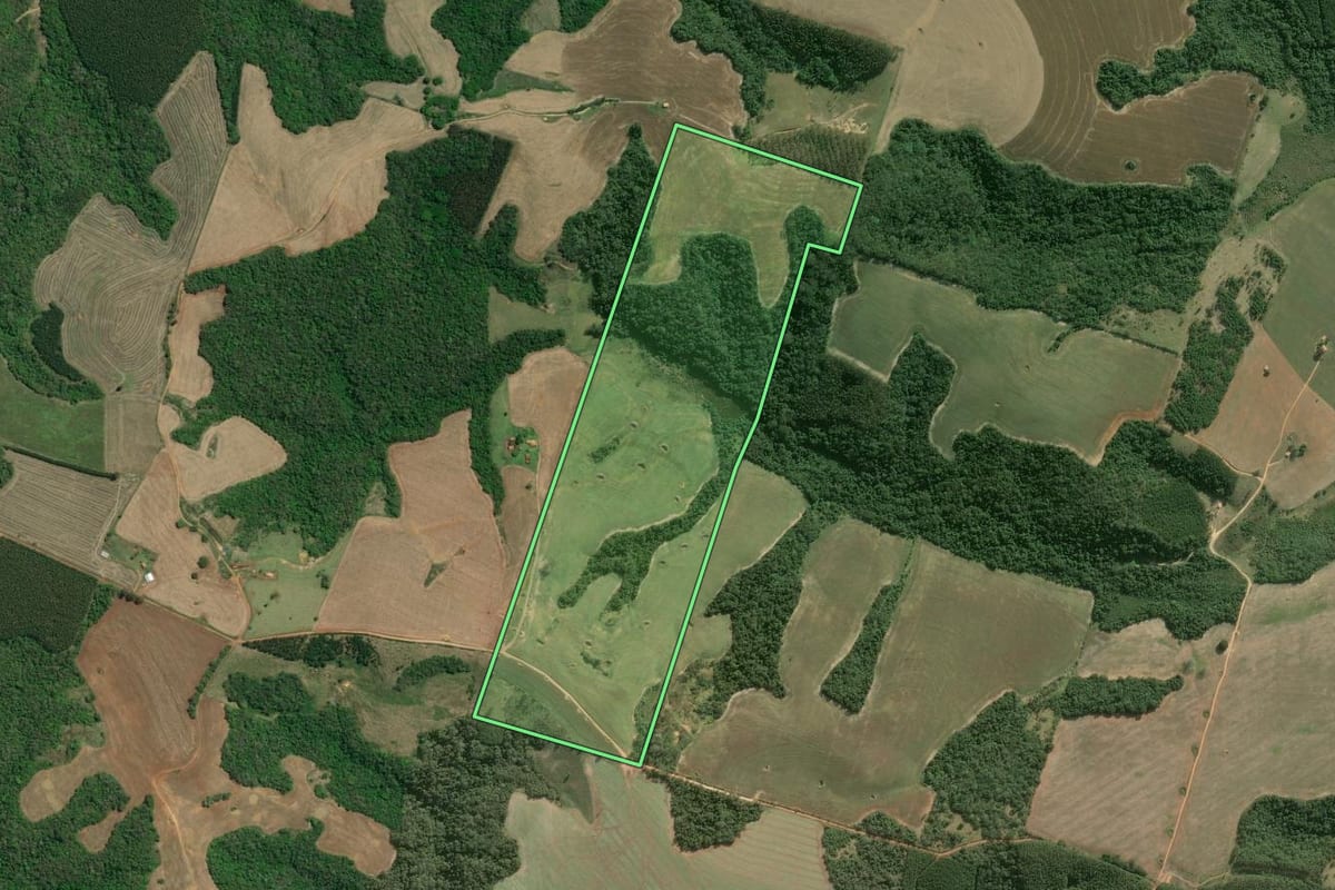 Imagem de satélite do imóvel rural em Itapeva (SP), com o contorno declarado no CAR desenhado por cima.