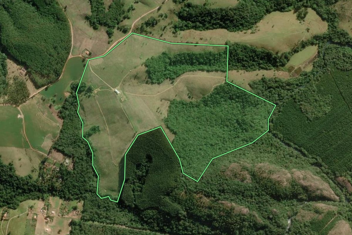 Imagem de satélite do imóvel rural em Itapeva (SP), com o contorno declarado no CAR desenhado por cima.