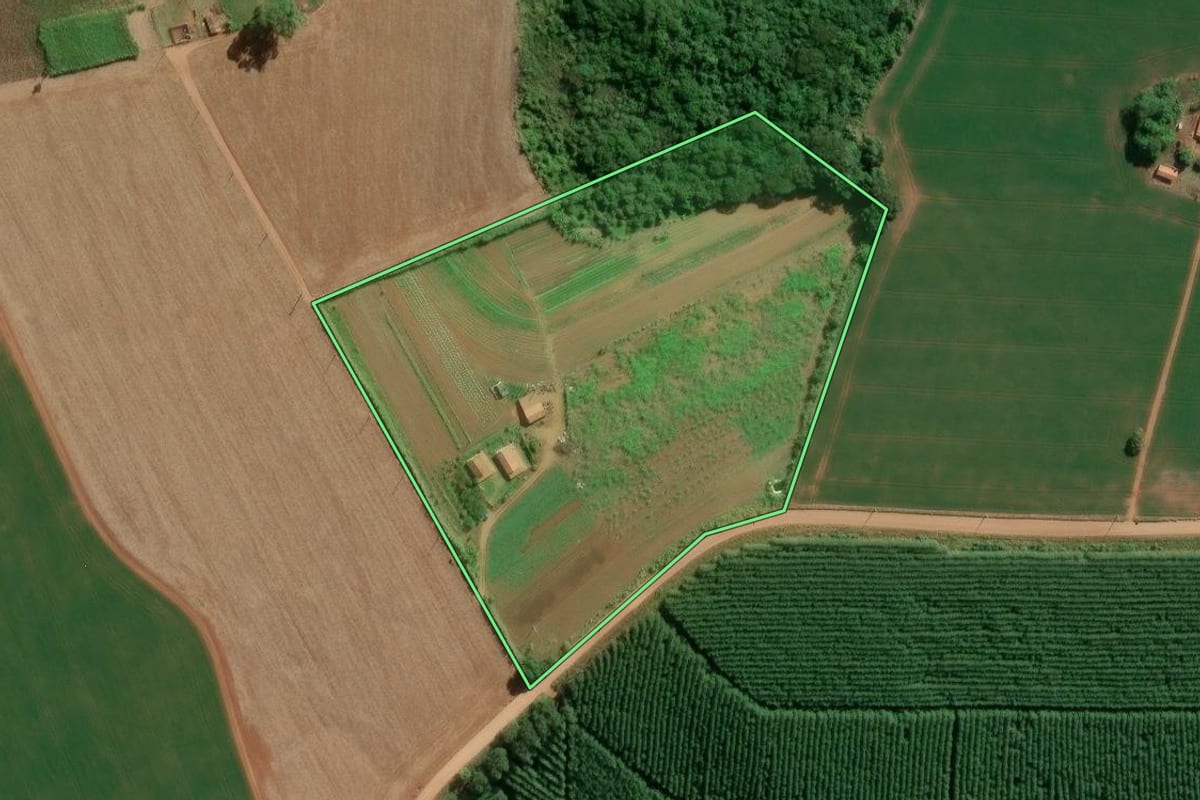 Imagem de satélite do imóvel rural em Itapeva (SP), com o contorno declarado no CAR desenhado por cima.