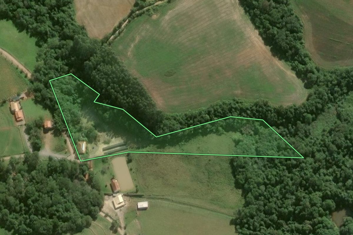 Imagem de satélite do imóvel rural em Itapeva (SP), com o contorno declarado no CAR desenhado por cima.