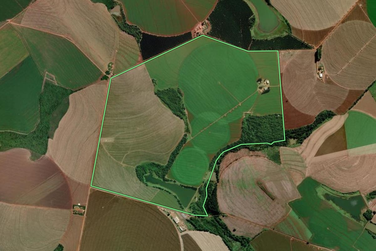 Imagem de satélite do imóvel rural em Itapeva (SP), com o contorno declarado no CAR desenhado por cima.