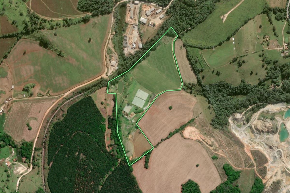 Imagem de satélite do imóvel rural em Itapeva (SP), com o contorno declarado no CAR desenhado por cima.