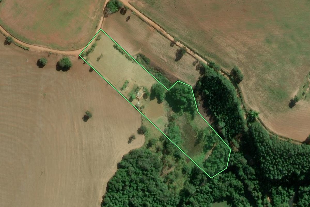 Imagem de satélite do imóvel rural em Itapeva (SP), com o contorno declarado no CAR desenhado por cima.