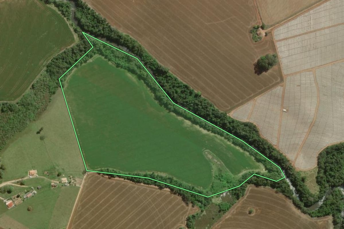 Imagem de satélite do imóvel rural em Itapeva (SP), com o contorno declarado no CAR desenhado por cima.