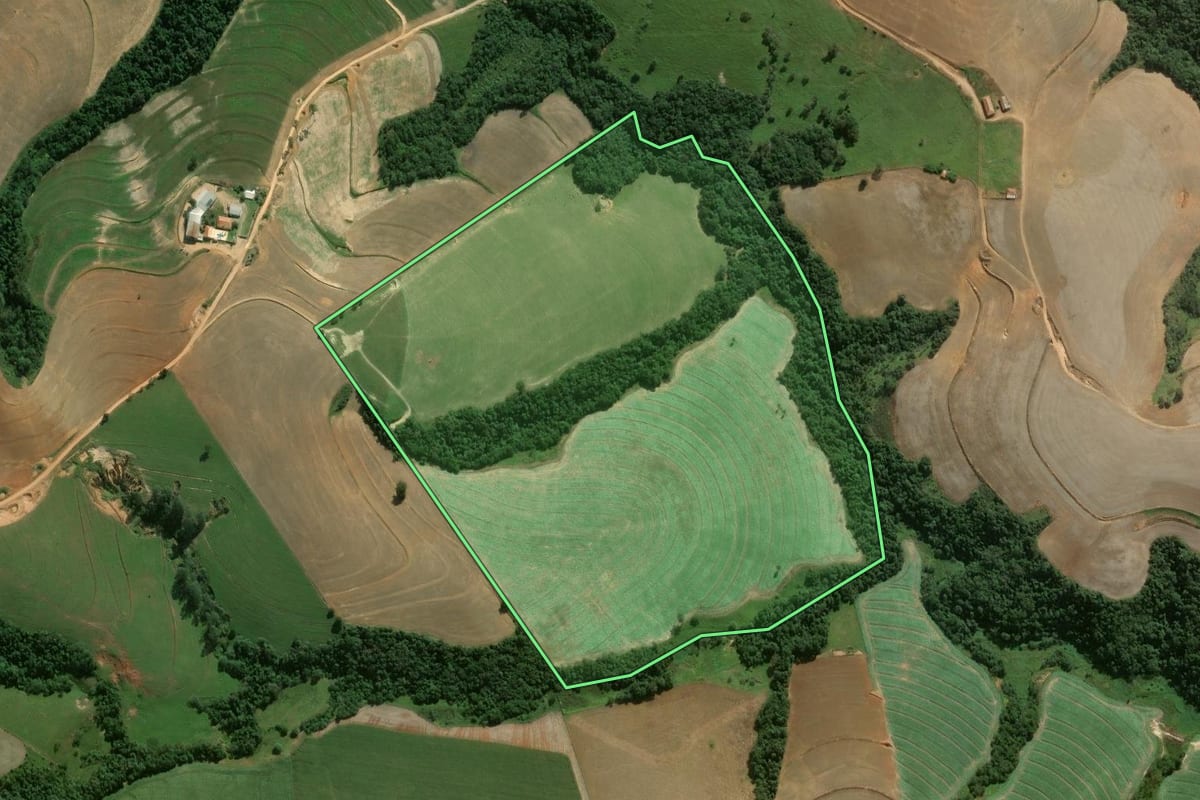 Imagem de satélite do imóvel rural em Itapeva (SP), com o contorno declarado no CAR desenhado por cima.
