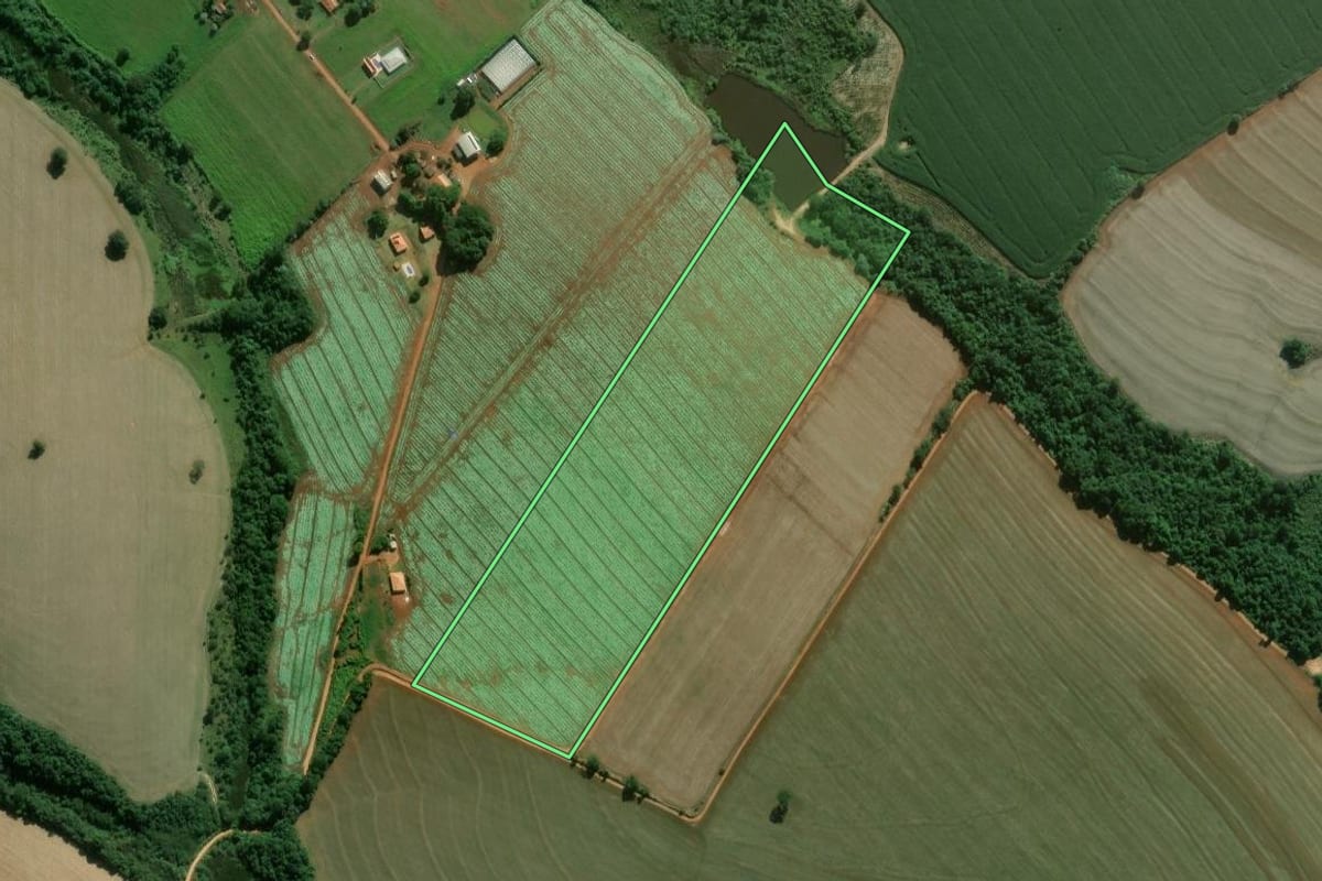 Imagem de satélite do imóvel rural em Itapeva (SP), com o contorno declarado no CAR desenhado por cima.