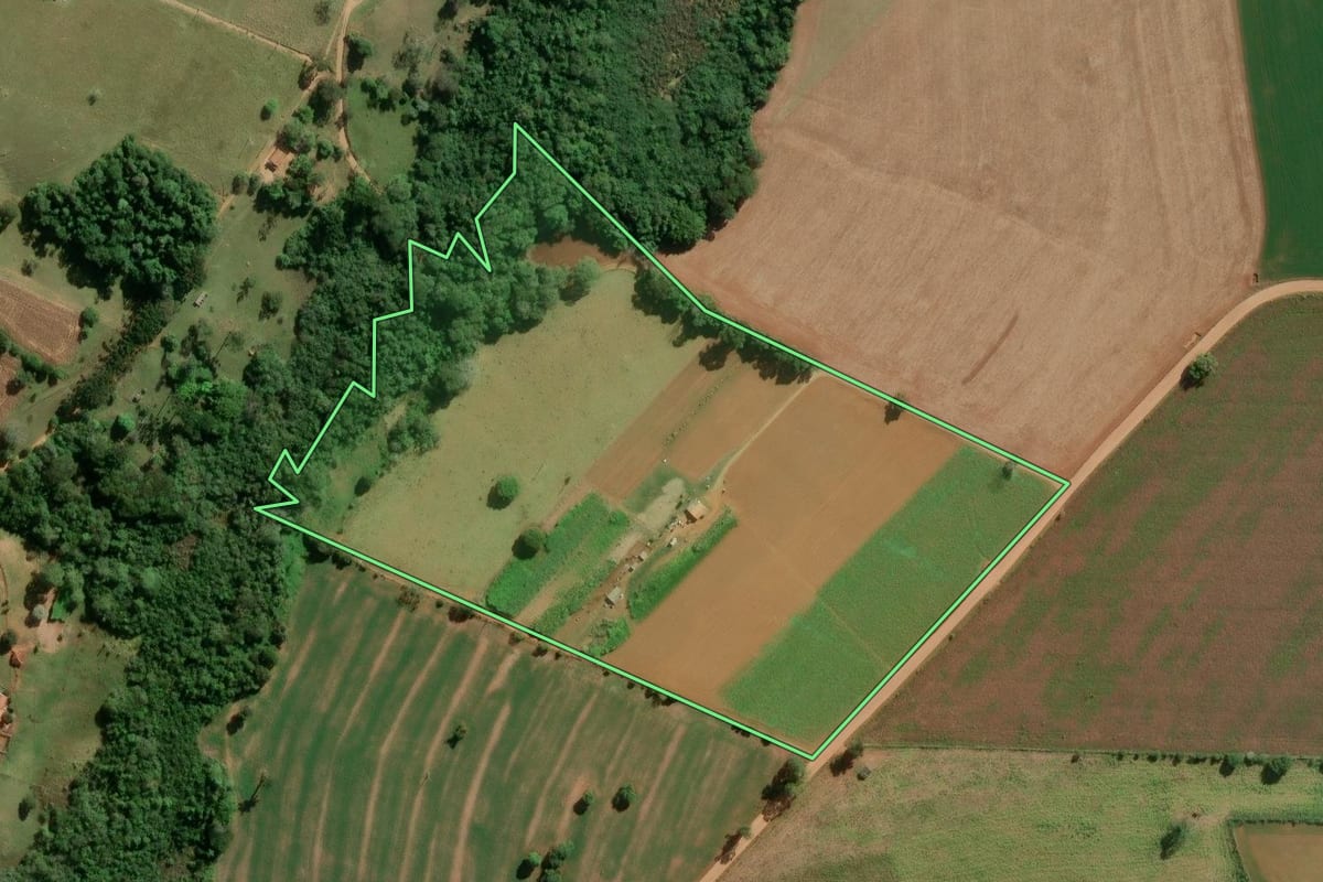 Imagem de satélite do imóvel rural em Itapeva (SP), com o contorno declarado no CAR desenhado por cima.