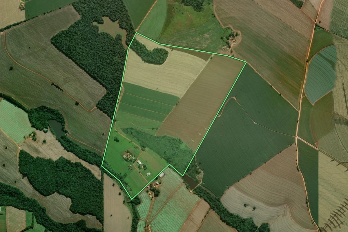 Imagem de satélite do imóvel rural em Itapeva (SP), com o contorno declarado no CAR desenhado por cima.