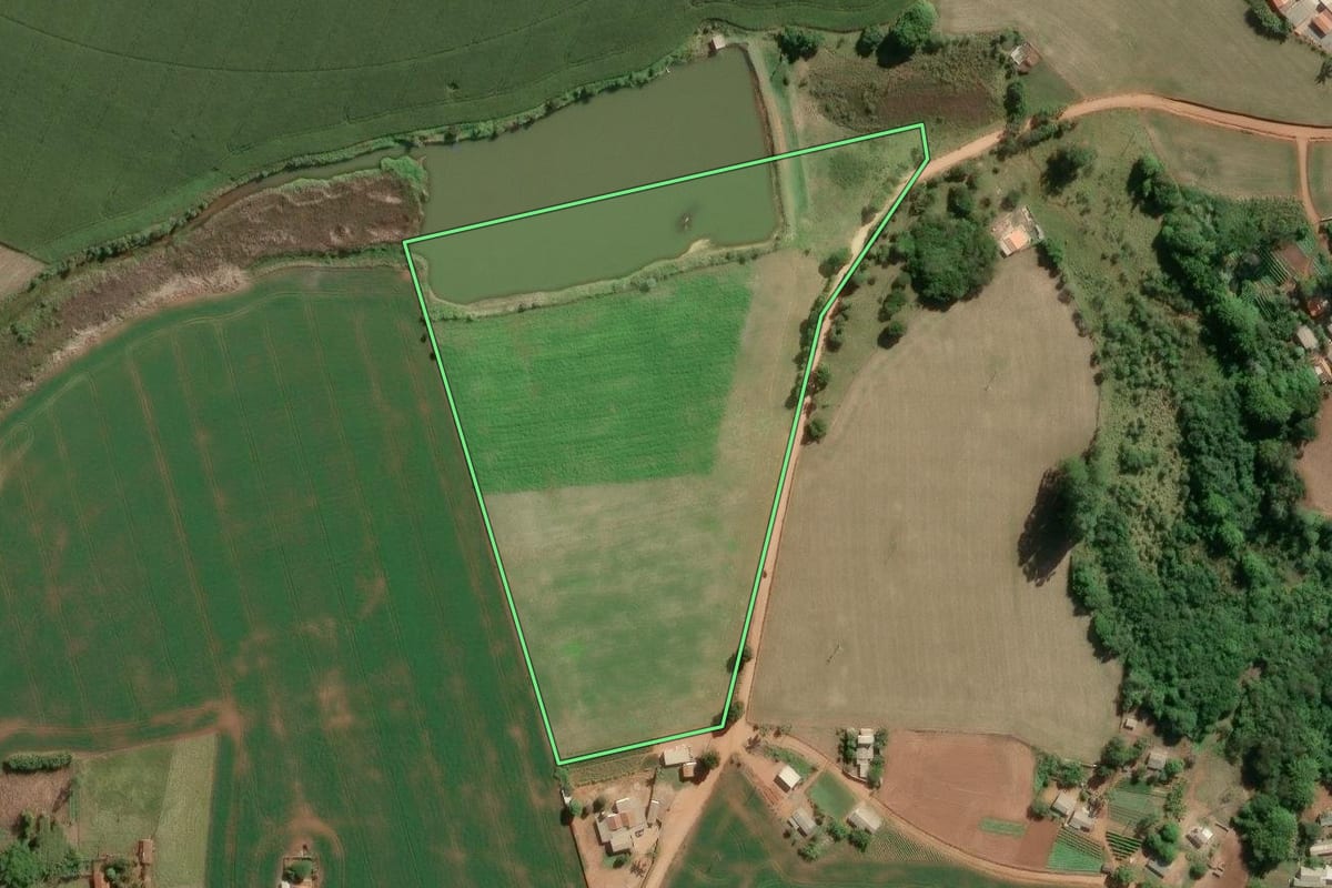 Imagem de satélite do imóvel rural em Itapeva (SP), com o contorno declarado no CAR desenhado por cima.