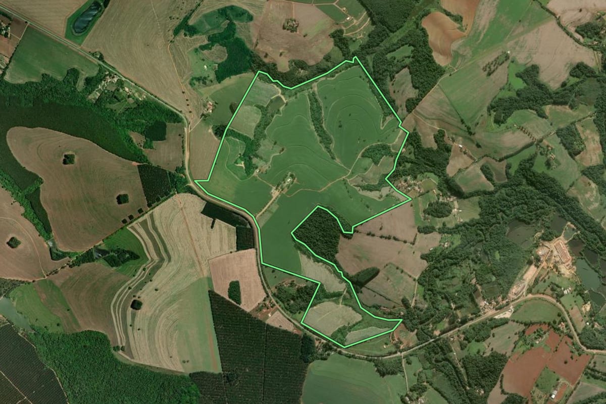 Imagem de satélite do imóvel rural em Itapeva (SP), com o contorno declarado no CAR desenhado por cima.