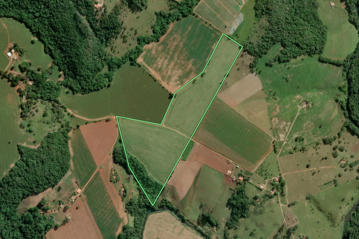 Imagem de satélite do imóvel rural em Itapeva (SP), com o contorno declarado no CAR desenhado por cima.