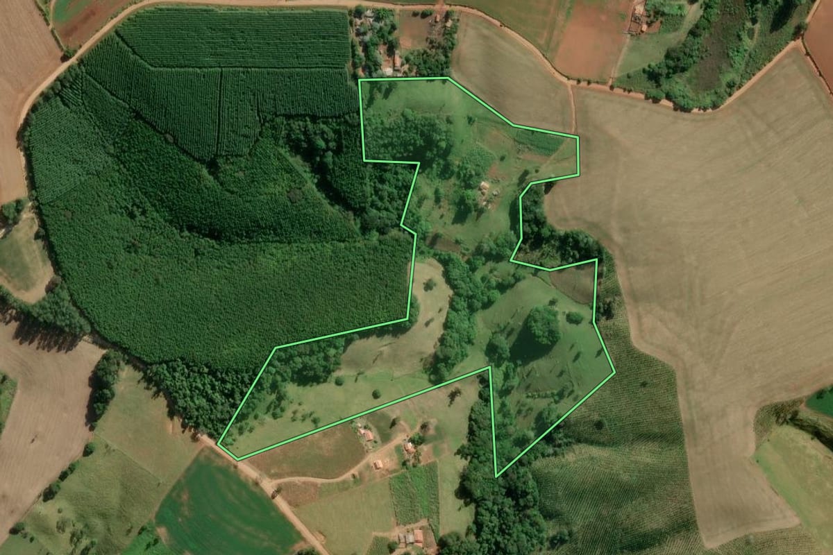 Imagem de satélite do imóvel rural em Itapeva (SP), com o contorno declarado no CAR desenhado por cima.