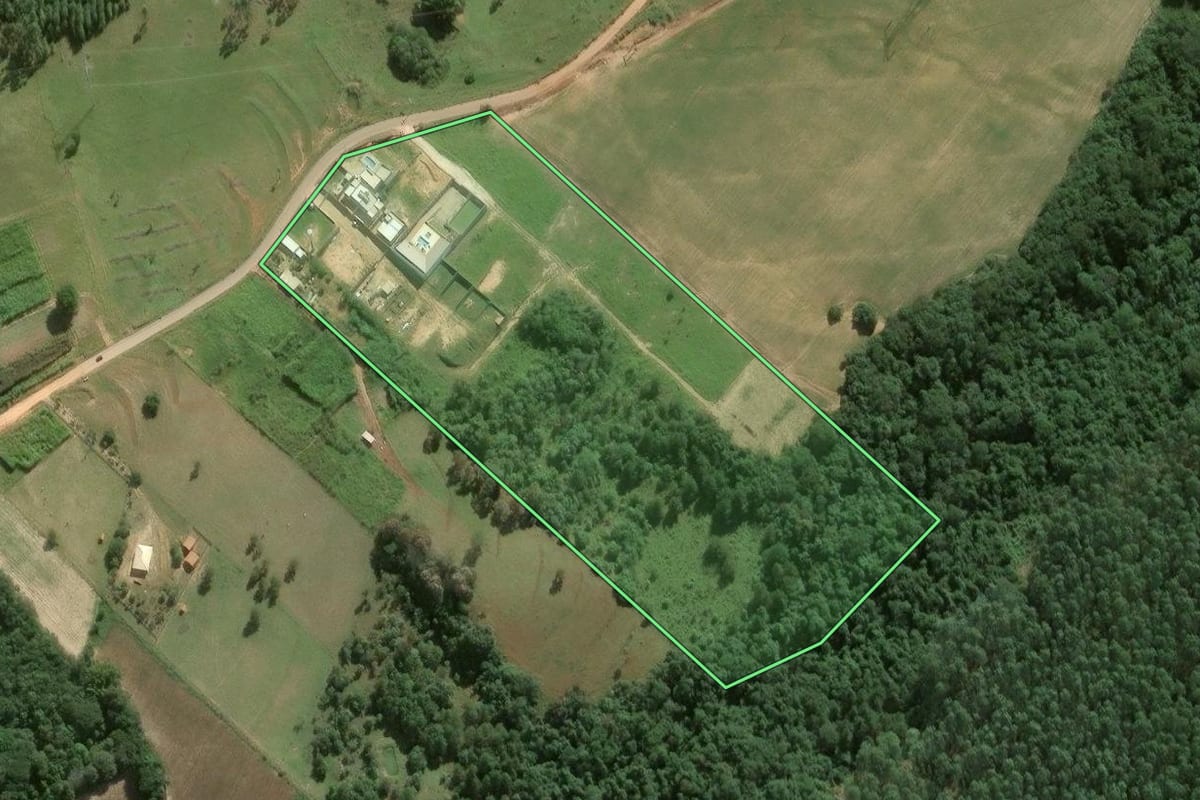 Imagem de satélite do imóvel rural em Itapeva (SP), com o contorno declarado no CAR desenhado por cima.
