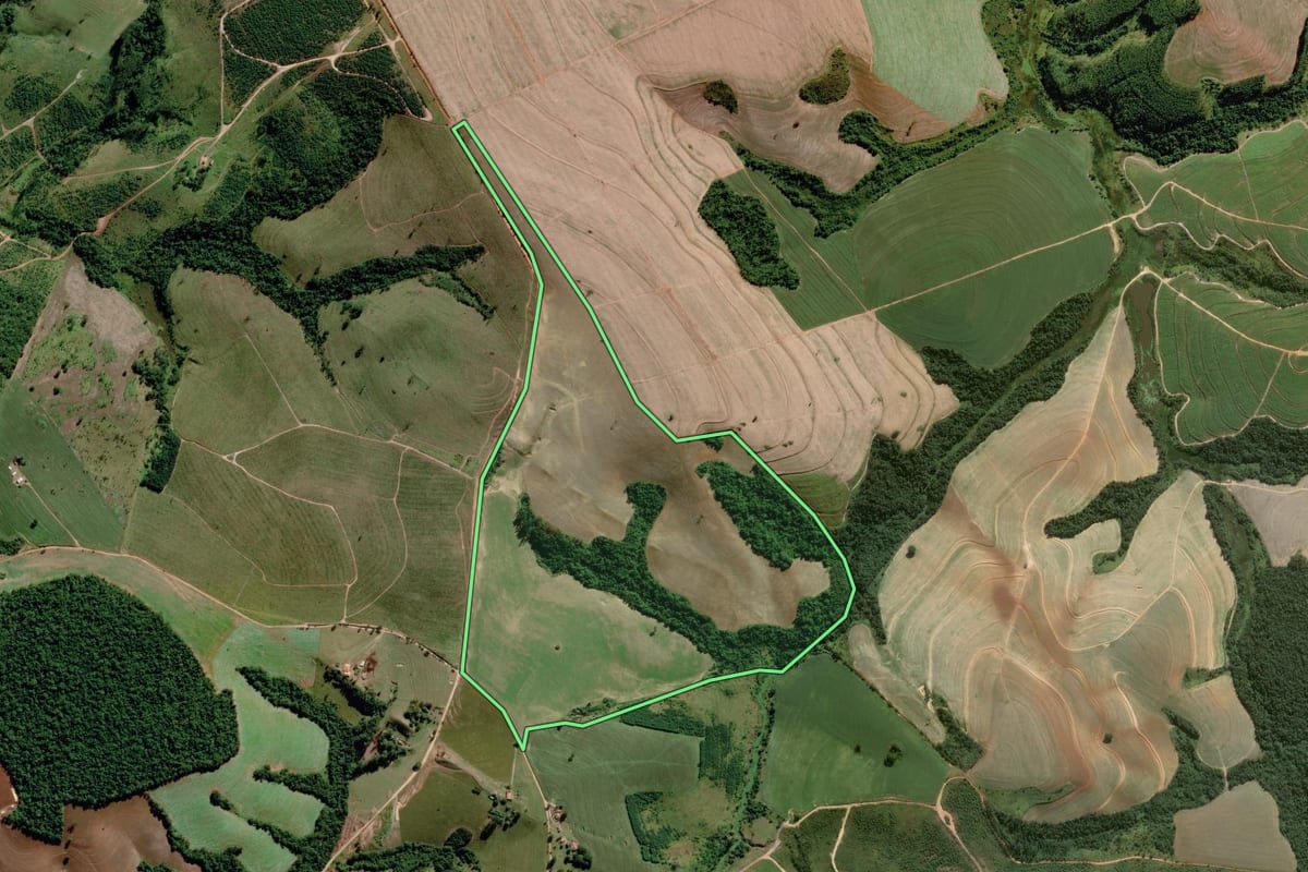 Imagem de satélite do imóvel rural em Itapeva (SP), com o contorno declarado no CAR desenhado por cima.