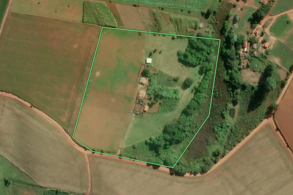 Imagem de satélite do imóvel rural em Itapeva (SP), com o contorno declarado no CAR desenhado por cima.