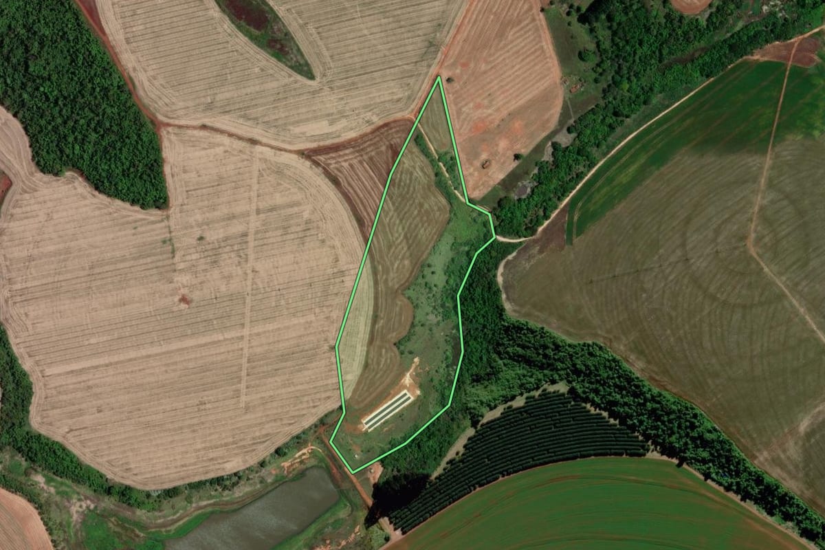 Imagem de satélite do imóvel rural em Itapeva (SP), com o contorno declarado no CAR desenhado por cima.
