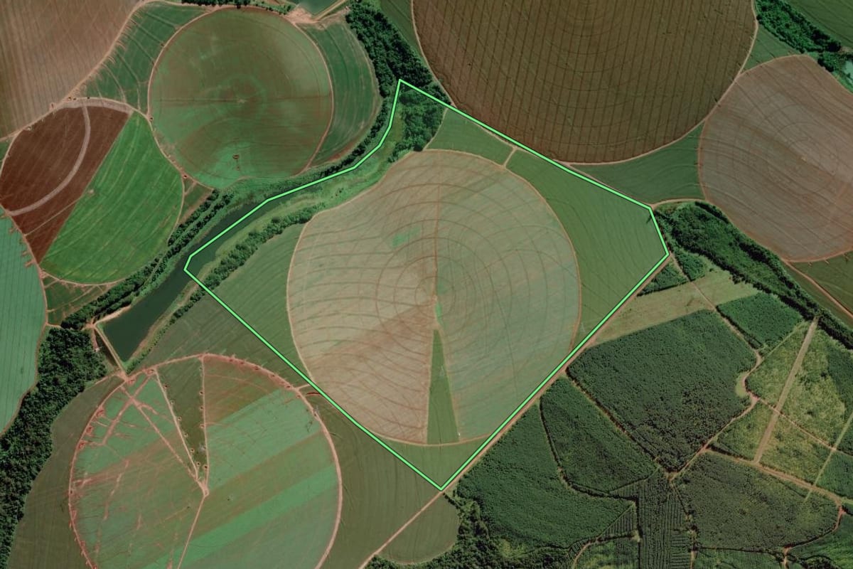 Imagem de satélite do imóvel rural em Itapeva (SP), com o contorno declarado no CAR desenhado por cima.