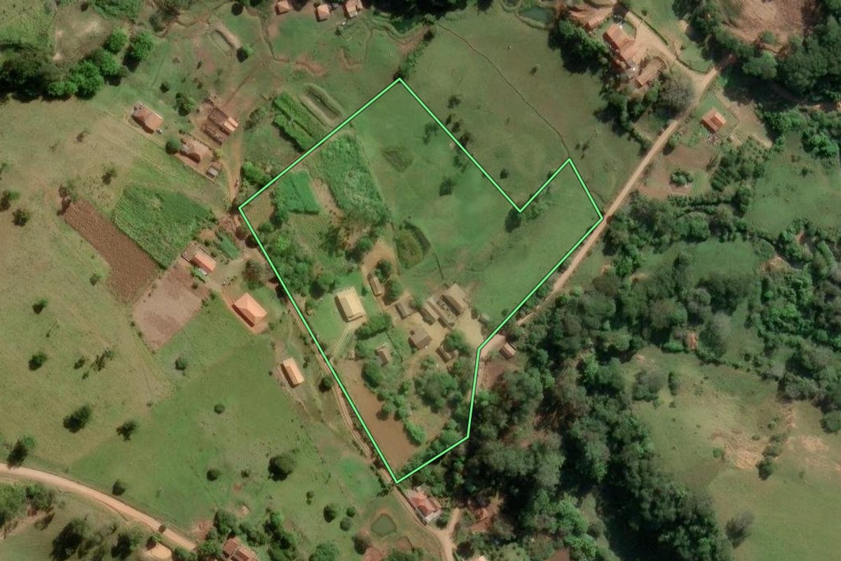 Imagem de satélite do imóvel rural em Itapeva (SP), com o contorno declarado no CAR desenhado por cima.