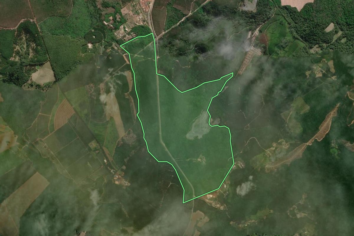 Imagem de satélite do imóvel rural em Itapeva (SP), com o contorno declarado no CAR desenhado por cima.