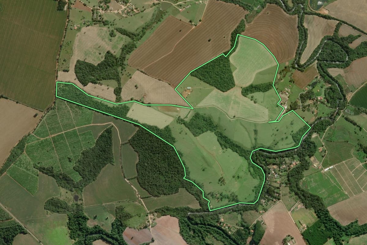 Imagem de satélite do imóvel rural em Itapeva (SP), com o contorno declarado no CAR desenhado por cima.