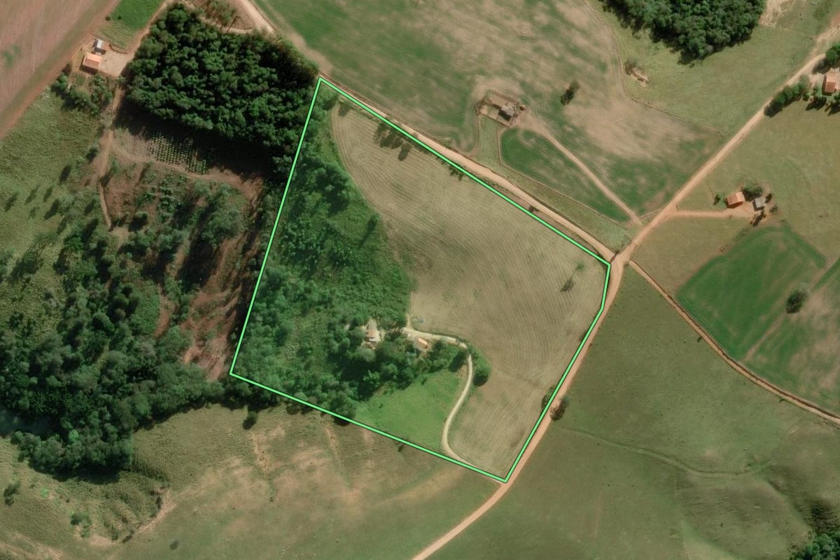 Imagem de satélite do imóvel rural em Itapeva (SP), com o contorno declarado no CAR desenhado por cima.